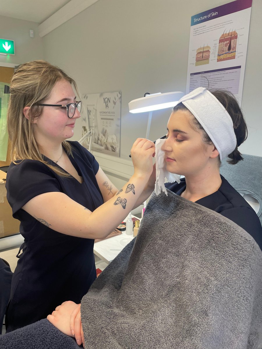Beautiful 'day makeup' look being created by one of our Beauty Therapy students who is getting ready for upcoming ITEC Makeup exam!

Applications are now open for September 2024.

#beautytherapy #makeup #itec

Course Information: cavaninstitute.ie/course/beauty-…