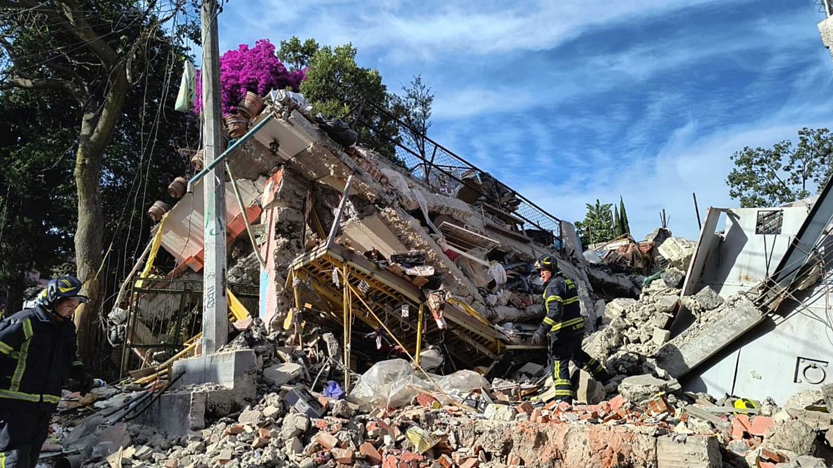 #1raEmisión | 🚨 Ayer se registró una explosión debido a la acumulación de gas en la alcaldía Tlalpan, lo que resultó en el derrumbe de al menos 5 viviendas y dejó a 6 personas heridas. 91.5 FM | @PabloLatapi 📻