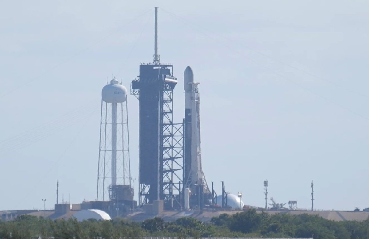 Falcon 9 booster 1077 is now standing tall at launch pad 39A at the Kennedy Space Center ahead of its 12th flight, scheduled for 5:26 p.m. EDT (2126 UTC) today. Watch live views of the pad: youtube.com/live/E1uVzfQG_…