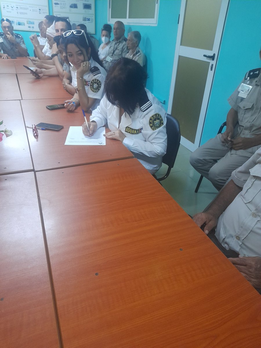AduanaCiego's tweet photo. Se efectúa en la #AduanaCiegodeAvila la firma del Código de Ética de los trabajadores reafirmando nuestro compromiso con los valores éticos y morales de nuestra sociedad.
#AduanadeCuba https://t.co/IXeLKF90WP