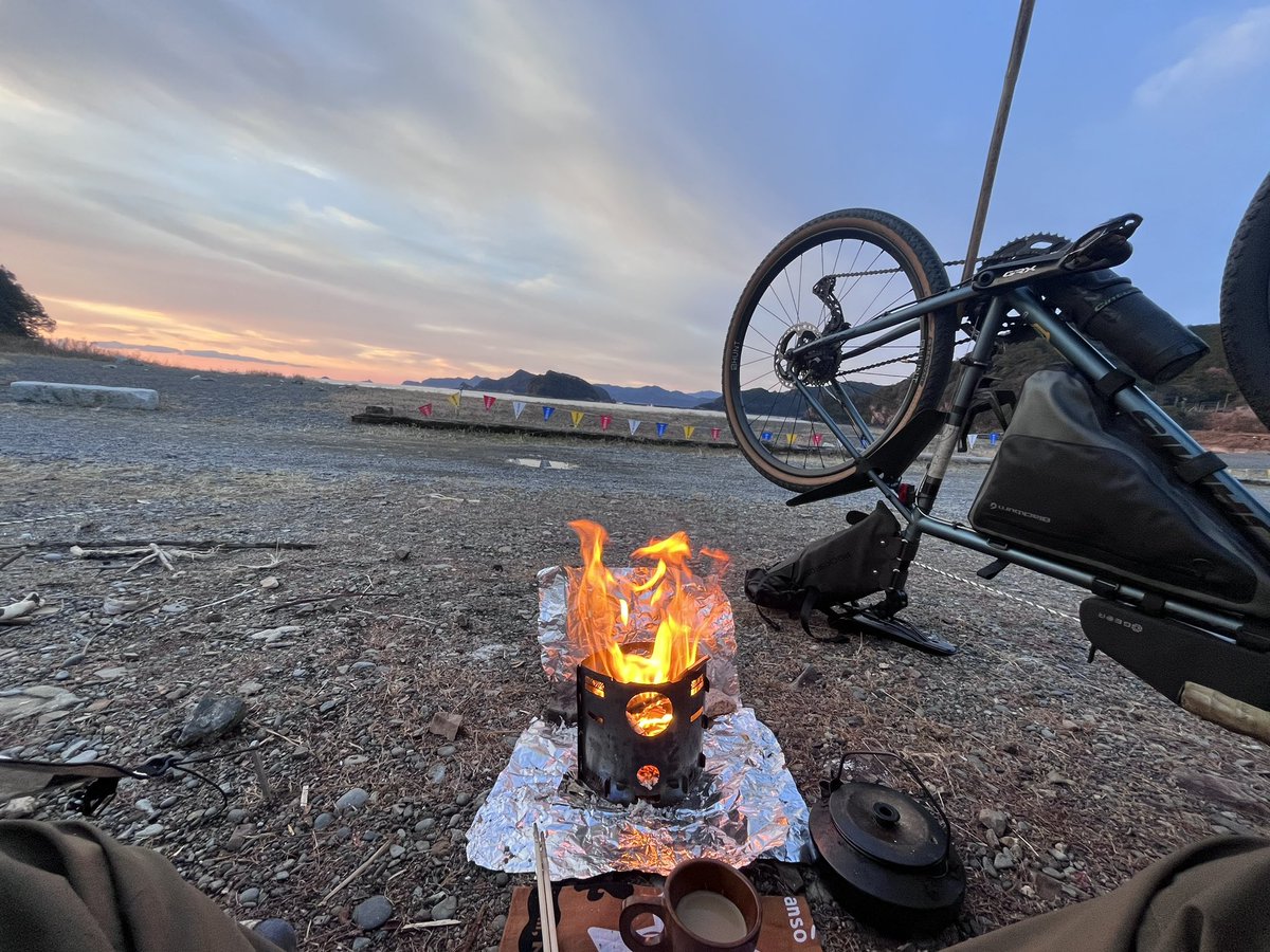 こないだ(年始)バイクパッキングで
紀伊半島一周してきた写真をその2
初日は古里海岸キャンプ場で一泊
直売場で買った秋刀魚寿司を食べ
星を見ながらコーヒー
綺麗だったな…
#グラベルロード
#バイクパッキング
#自転車キャンプ
#ロードバイク
#ローカスギア