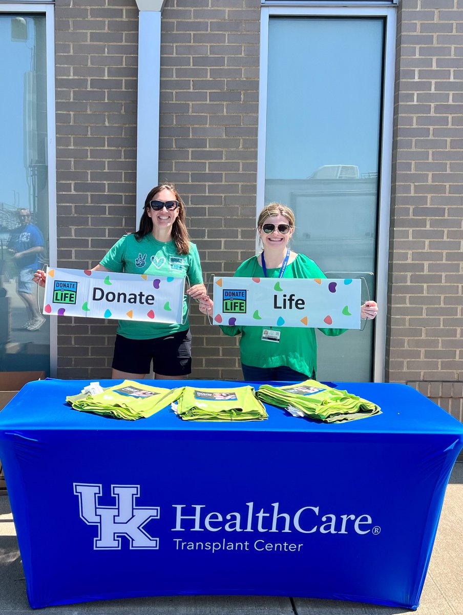While @UKsoftball was beating Georgia for a big series win, members of our transplant team worked to raise awareness of the need for organ donation. Visit donatelifeky.org to learn more and register.