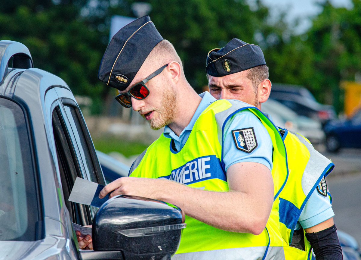 Gendarmerie's tweet photo. #MercrediQuizz Quelle est la première cause d'accidents mortels sur les routes en France ? 🚘💥🏍️

A. L'alcool au volant
B. L'excès de vitesse
C. L'inattention au volant https://t.co/jCaDNviuZv