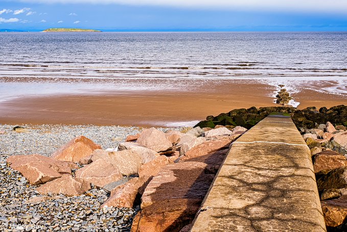 A scenic April afternoon view of the Ynys Môn coastline and Puffin Island, from Penmaenmawr beach #welshpassion courtesy @BJRoberts #peoplewithpassion