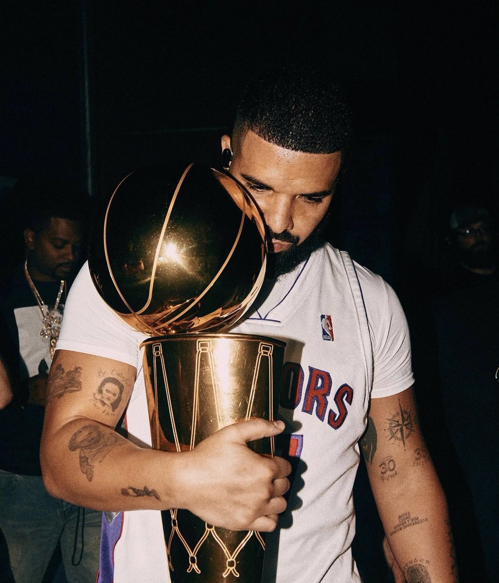 Drake has now surpassed 97 BILLION streams on Spotify 🔥🏆 He is the most streamed artist of all time with more than DOUBLE the streams of the next closest rapper.