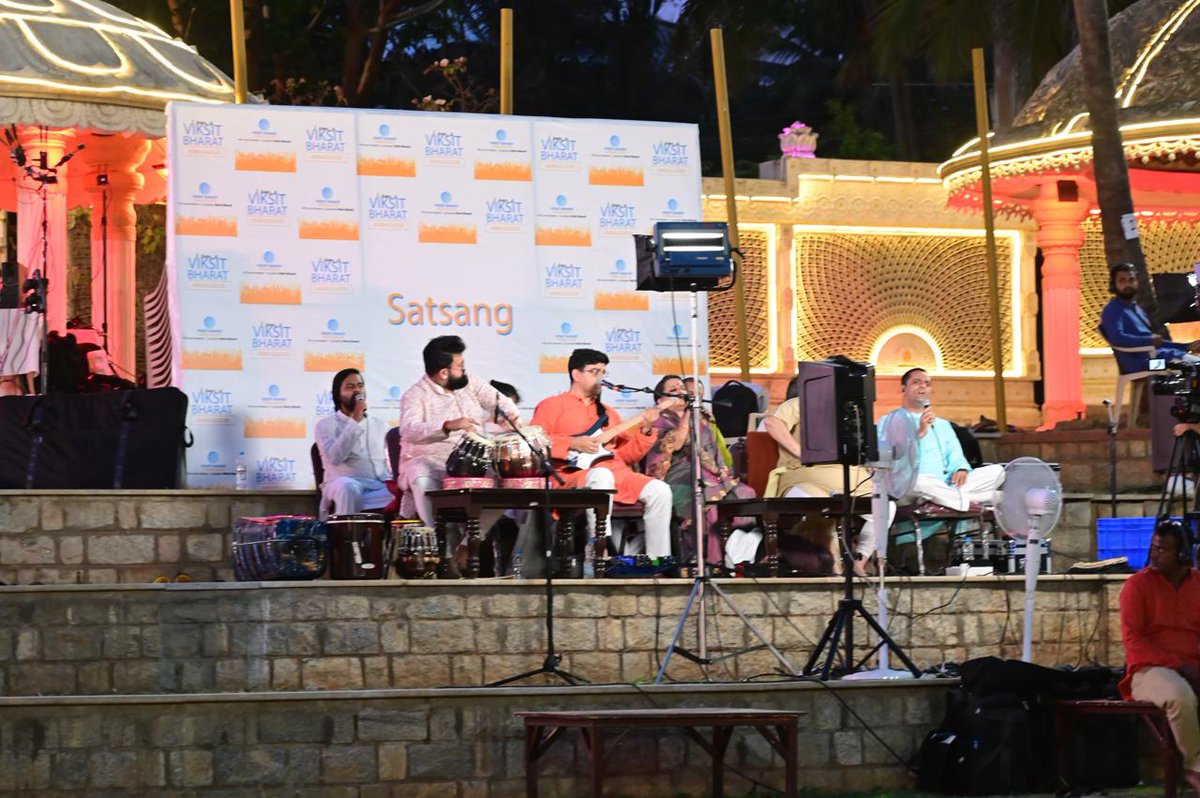 People have gathered for a night of satsang and melody at an evening of Music and Meditation with Viksit Bharat Ambassadors in @BangaloreAshram of @ArtofLiving.

#VBA2024 #ViksitBharatAmbassador