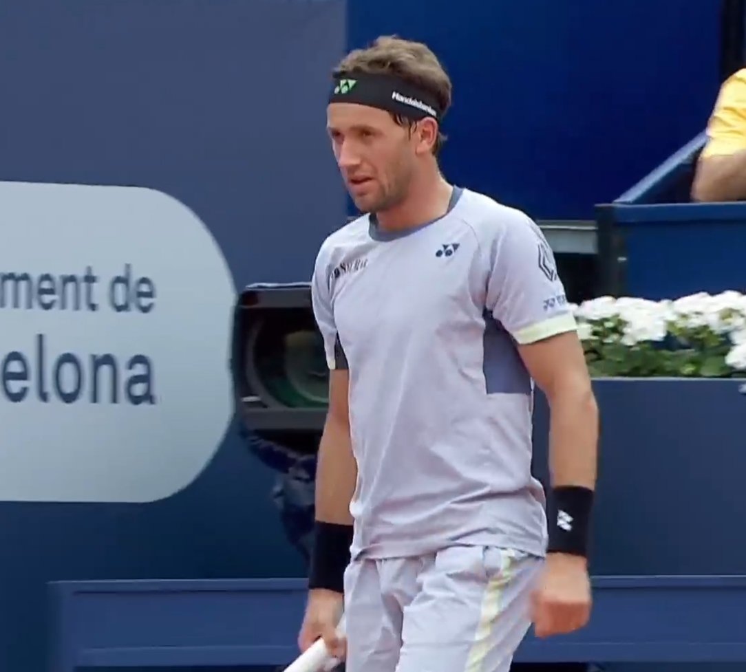 The mauve version of Casper's outfit somehow works better in Barcelona than it did in Estoril -- the court's backdrop helps, perhaps? (I needed to find something positive to say about this mess of a match so that's that 😛)