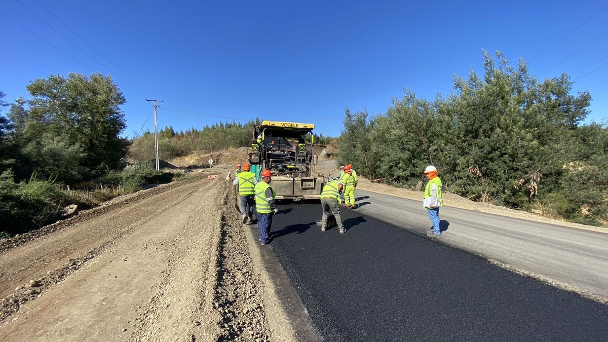 #ChileAvanzaContigo en #Biobío 
Un 85% de avance registran las obras de pavimentación de 30 km del camino que une las comunas de Mulchén y Negrete. 

✅Beneficiará a cientos de familias. 
✅Inversión MOP supera los $17 mil 500 millones.  
✅El 2do semestre estará habilitado