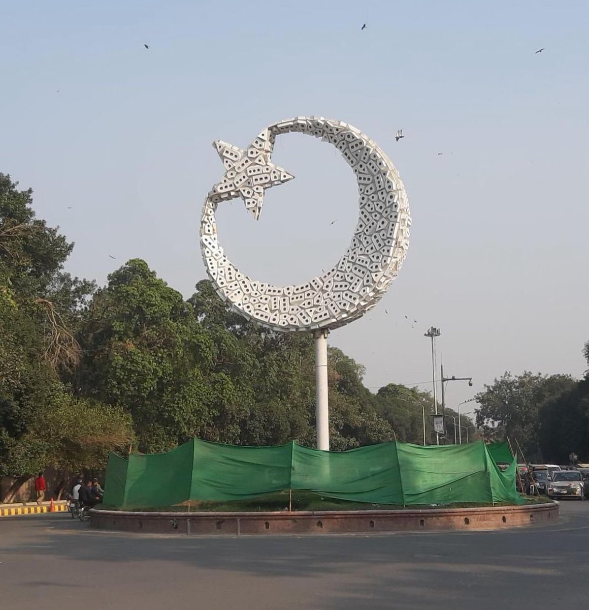 bittersymphny's tweet photo. @SyedIHusain Now it’s replaced by this sculpture by artist atif khan though that massive birdhouse was also his work https://t.co/R0akbvz6NI