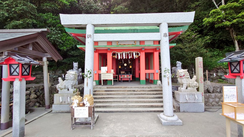 sim_21's tweet photo. 本日は二見興玉神社と、その境内社の竜宮社に参拝。
どちらも海の際際にあり、二見興玉神社は夫婦岩が有名。
御朱印にも夫婦岩の印があります。

#御朱印巡り #御朱印 #no90 #90番の旅 https://t.co/qEpd4A4E4W