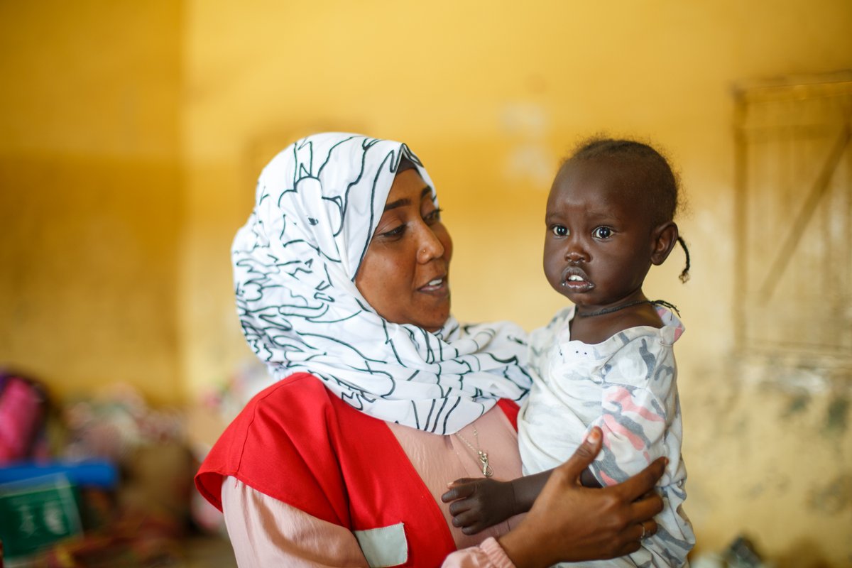 Wajdan Hassan Ahmed has been a volunteer nurse with @SRCS_SD for 15 years As she held Yasmine, a little girl who fled Khartoum with her mother when the conflict broke out, Wajdan told us about the terrible situation facing millions of people in Sudan 📽️ ms.spr.ly/6010YBwjj
