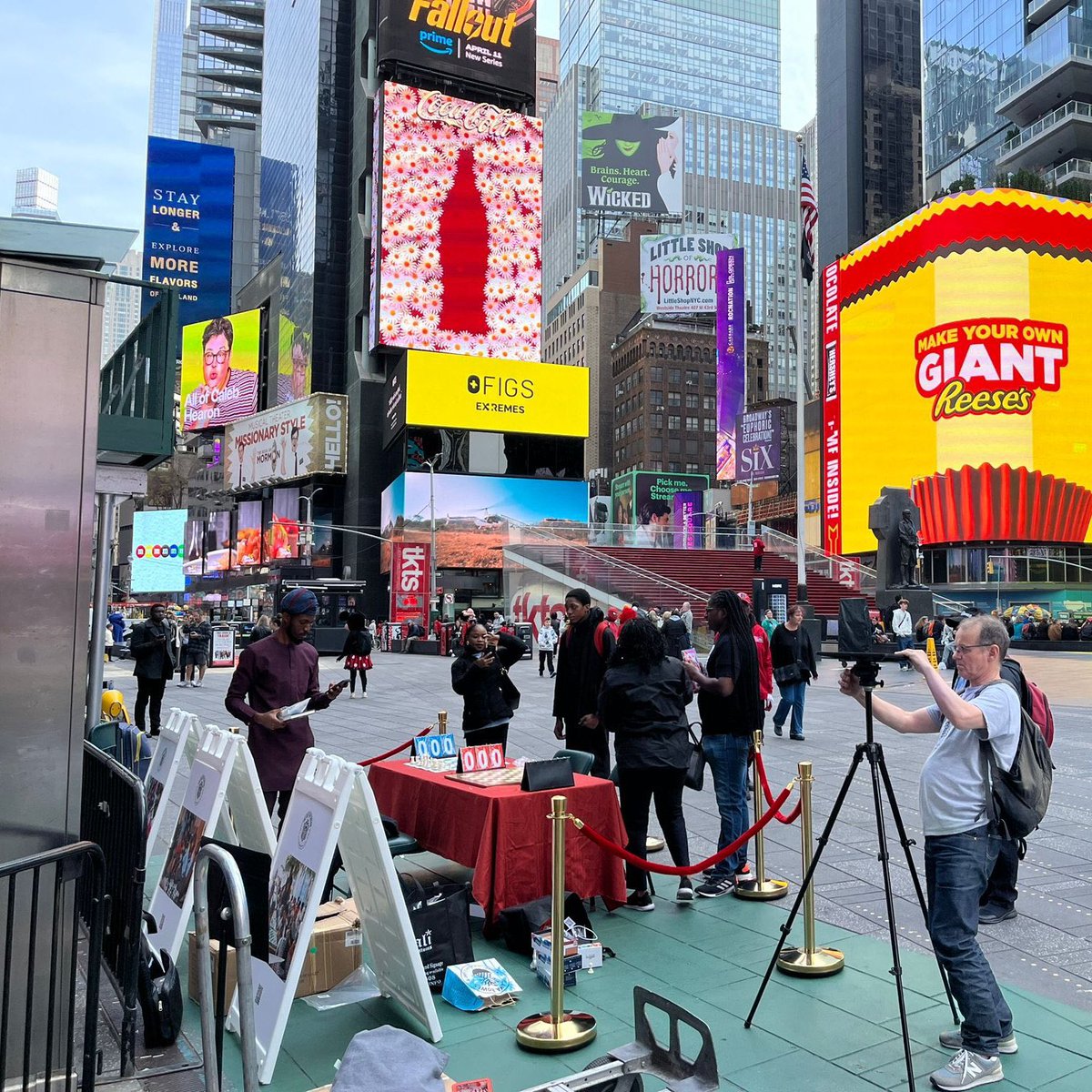 hackSultan's tweet photo. Today, @Tunde_OD will be attempting to break and set a new  Guiness World record @GWR for the longest Chess marathon in the heart of Times Square New York City for 58 hours without losing a game.

Rooting for you bro.  🚀🚀🚀 https://t.co/UCHq6sk2D6