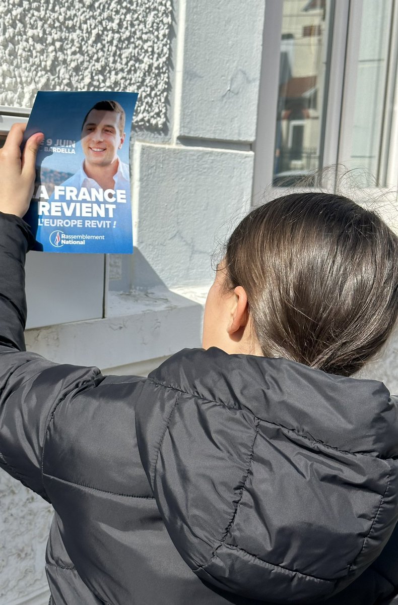 BlairyEmmanuel's tweet photo. 🔵 Père / Fille pour un tractage sur la plus belle circonscription de France ! #Bapaume #circo6201 #VivementLe09Juin https://t.co/2bO6yNcy7t