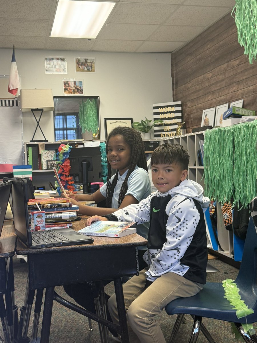 zennialteacher's tweet image. Brain break after Reading STAAR, project catalog the classroom library!! We have over 200 books and it’s time to get rid of some of these!! #classlibrary