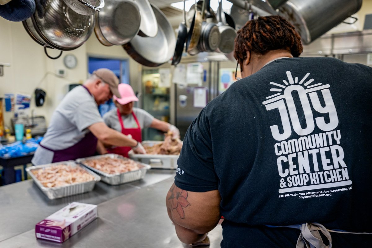 GreenvilleNC's tweet image. The 2024 National Community Development Week wrapped up with a Day of Service for Neighborhood &amp;amp; Business Services with staff volunteering at Joy Soup Kitchen and Community Crossroads Center on Friday, April 5, 2024.

#GreenvilleNC #NationalCommunityDevelopmentWeek #CDWeek2024