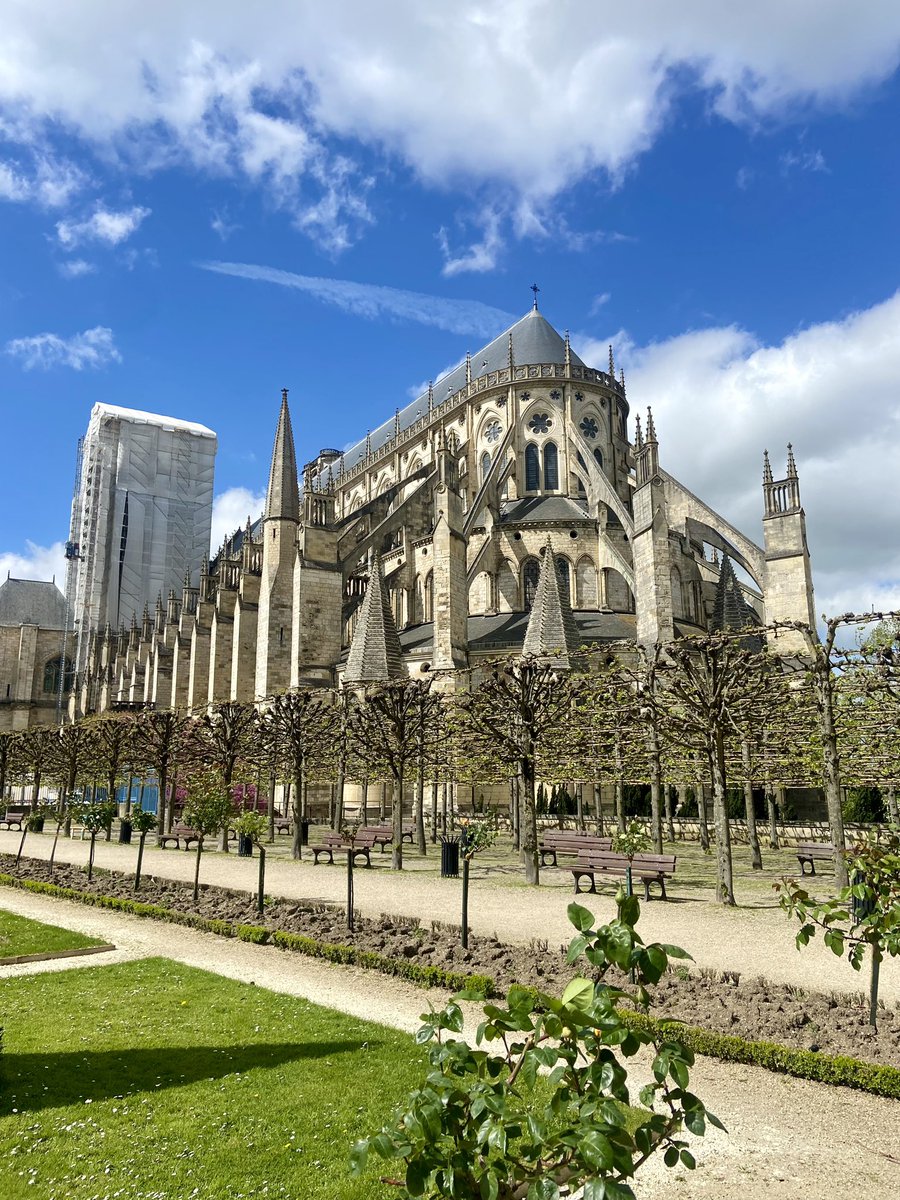 CSchneiderURCA's tweet image. J1 - École de terrain #Master2 #GEORIS de @universitereims. Arrêt à #Bourges pour étudier les #matériaux de construction et leur #altération.
@ComGegenaa