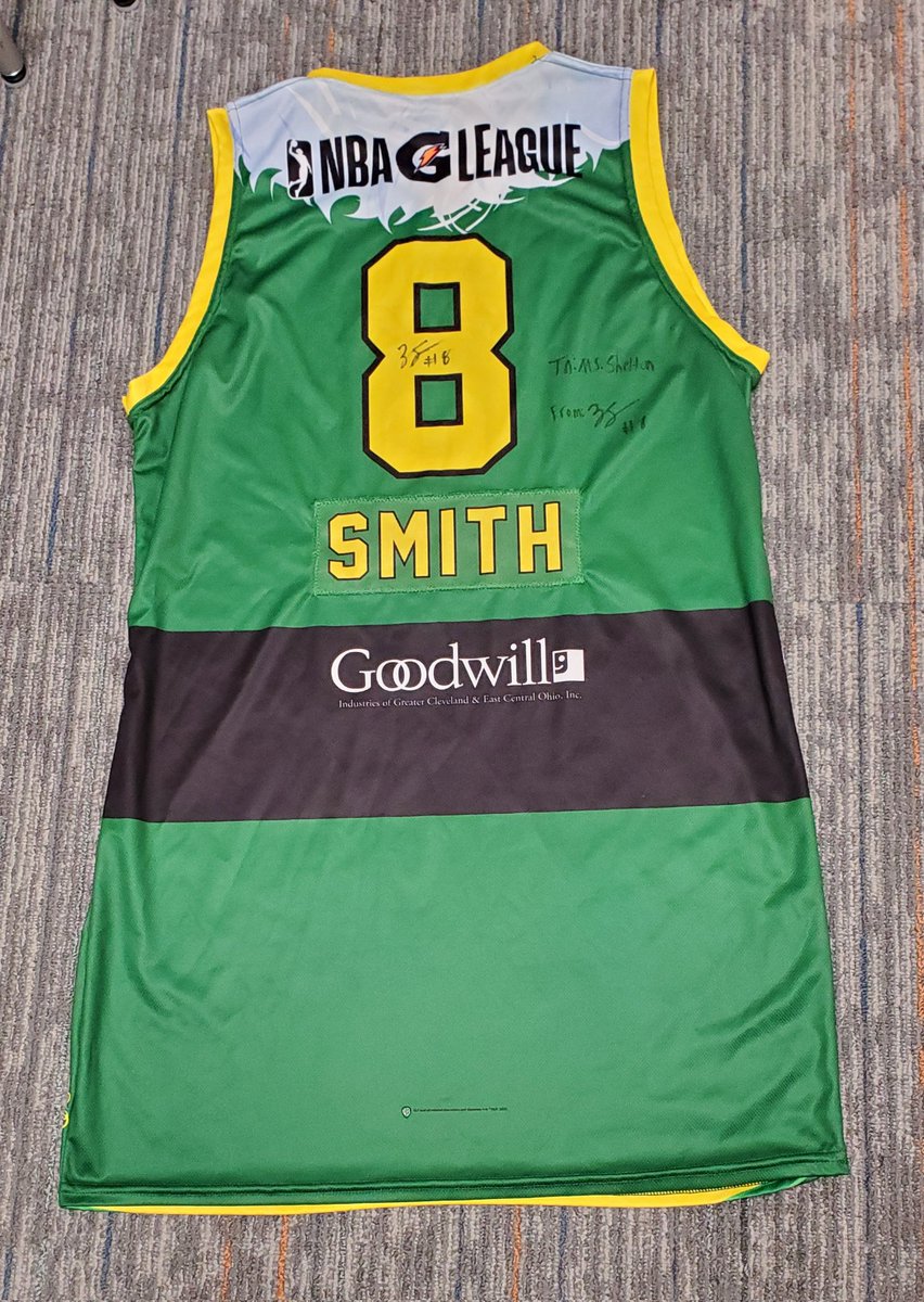 GruvyGurl's tweet photo. Christmas came early as a Secret Santa left a present at my door! Thank you for the autographed @zhaire_smith jersey!!! Now I can't wait for basketball season to wear it!!! You know I'll be wearing it every game in December for sure!!! I am the #LuckiestGurl!!! Thanks,  #RRFL! https://t.co/EJGE9q3qby