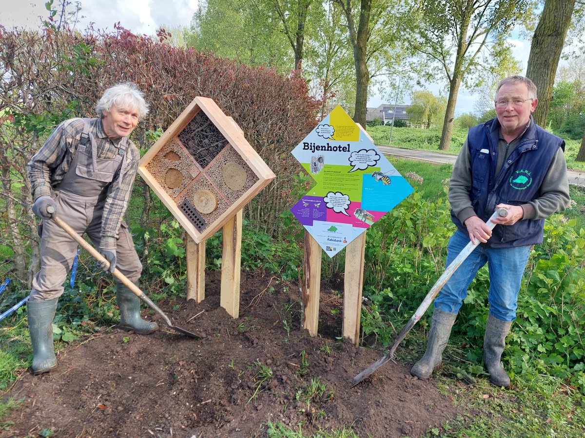 De VANL-TCW draagt een steentje bij door bijenhotels op te hangen of bloemenweides aan te leggen. DE bijenhotels zijn financieel mogelijke gemaakt door RABO bank West Betuwe. Bijna 90 wilde bijensoorten maken gebruik van insectenhotels.