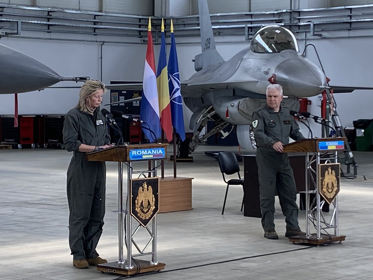 NLinRomania's tweet photo. Three more F-16 fighter jets arrived today at #EFTC on 86th Borcea Air Base. Two 🇷🇴🇳🇱 Ministers flew in them. Another example of #StrongerTogether #NATO. @AngelTilvar @DefensieMin @DutchMFA @MApNRomania https://t.co/sd7pafPTBT