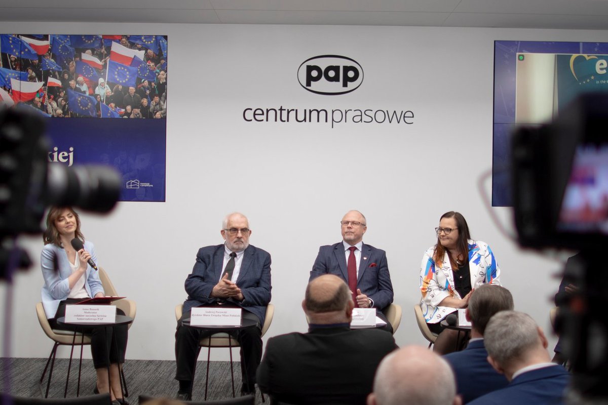 MFIPR_GOV_PL's tweet photo. Wiceminister @jacek_protas wziął udział w debacie #PAP poświęconej podsumowaniu efektów członkostwa Polski w #UE dla #JST 💬Samorządy dobrze wykorzystały 20 lat w #UE. Dzięki funduszom unijnym udało się im zrealizować wiele inwestycji poprawiających jakość życia Polaków. https://t.co/yCBKXVErBm