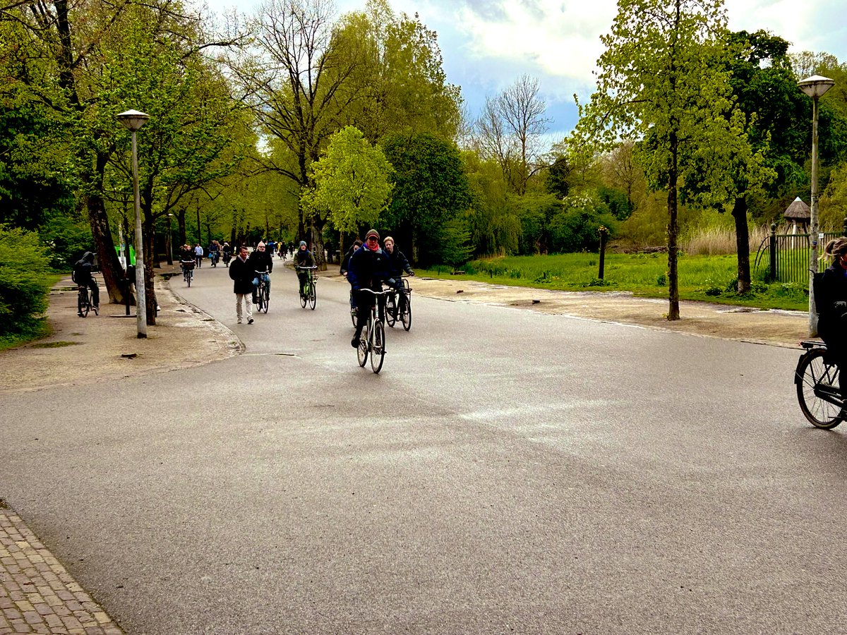 Vondelpark, Amsterdam. Kanske den mest majestätiska cykelväg jag känner till. Dras alltid hit.
