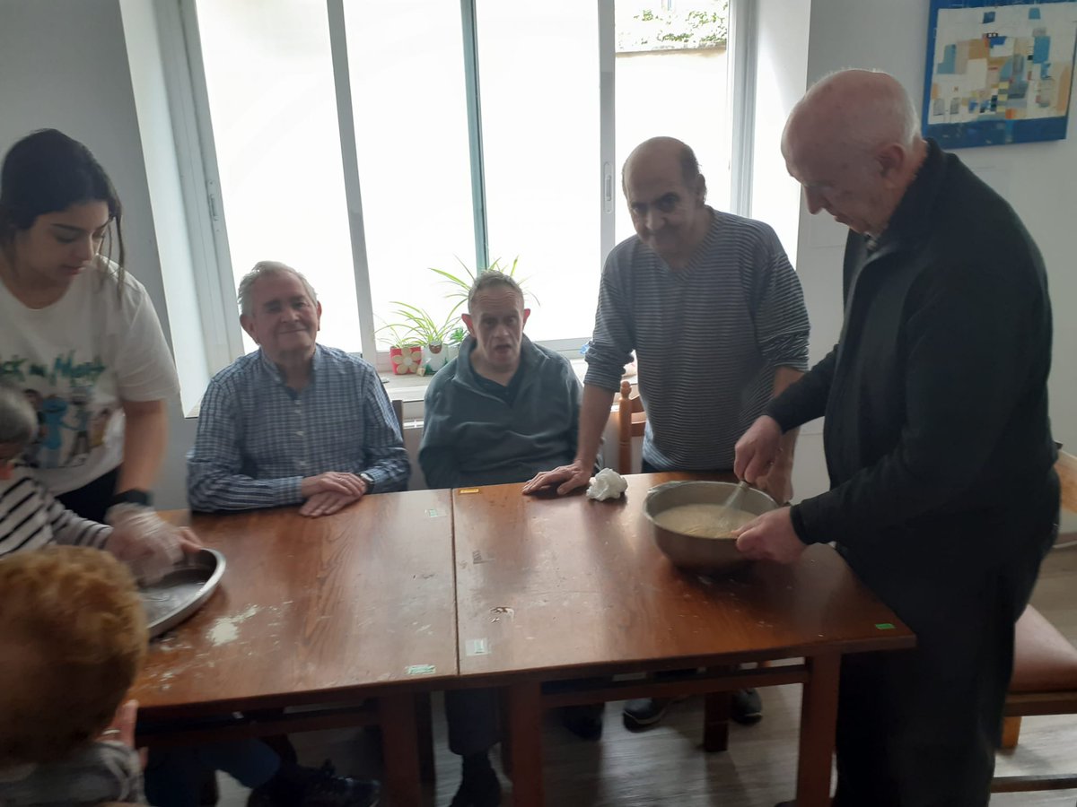 resisanjeronimo's tweet photo. 🔴Tarta de Arroz⚪
Nueva receta del Centro de Día, con sólo 5 ingredientes:
🥛500ml de leche
🧂125g de azúcar
🍚125g de harina
🥚3 huevos
🧈75g de mantequilla en pomada
¡Buenísimo!
#tallerdecocina | #acp | #actividadessignificativas | #receta | #pasteldearroz https://t.co/6HtBaQPdeo