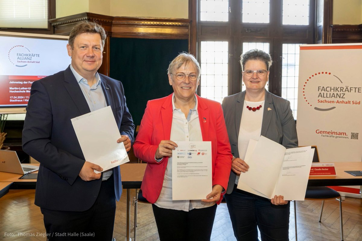 UniHalle's tweet photo. Wir sind neues Mitglied in der Fachkräfteallianz Sachsen-Anhalt Süd!🤝 Während einer Feierstunde zum zweijährigen Bestehen der Allianz unterzeichnete Rektorin Prof. Dr. Claudia Becker die Vereinbarung. Neben der MLU wurde auch die @HSMerseburg aufgenommen. https://t.co/2CbCgkdc27 https://t.co/jKtBMeyWYw