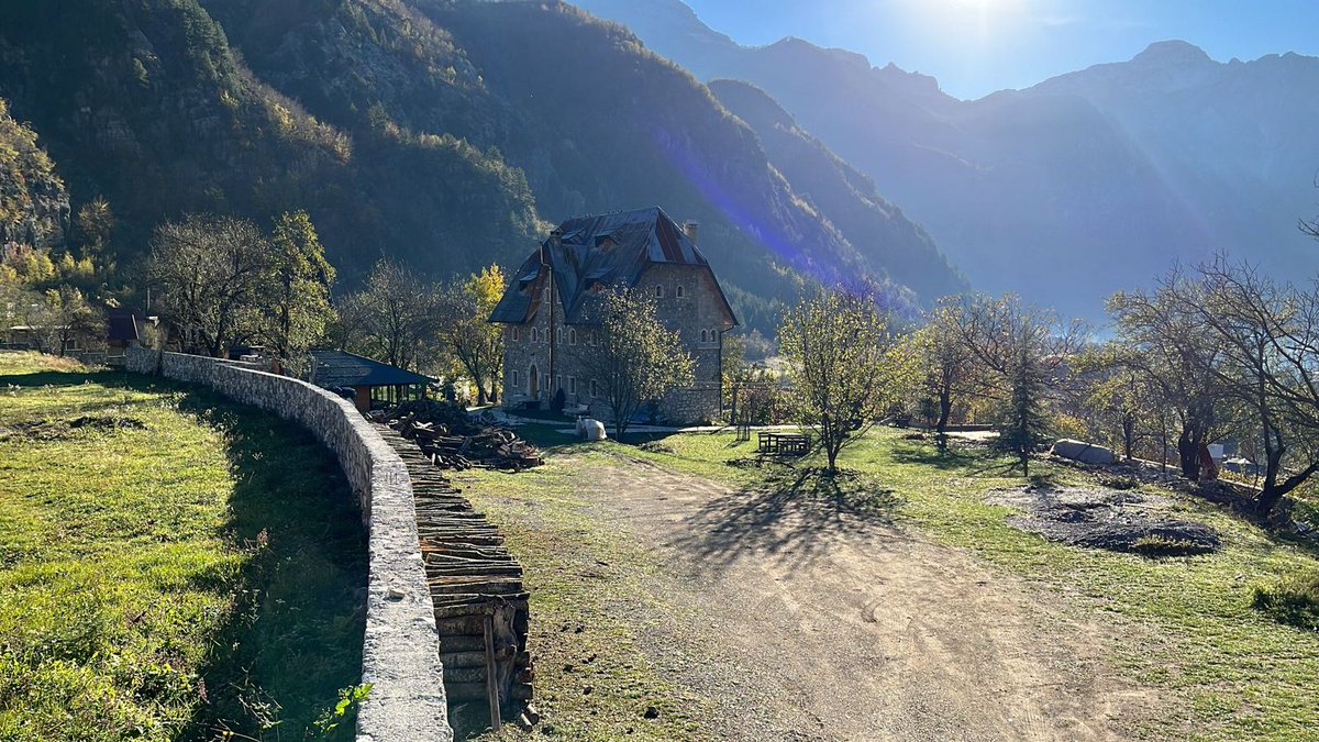 PetritGjecaj's tweet photo. Të ruajmë dhe të promovojmë thesarin e Thethit! Arkitektura e lashtë e këtij fshati malor na kujton rëndësinë e bashkëjetesës me natyrën. 
Druri dhe guri, të cilët janë dëshmitarë të jetës së brezave që na kanë paraprirë, jo vetëm që qëndrojnë kundër kohës, por gjithashtu ofrojnë një ndjenjë harmonie dhe qetësie. 
Të punojmë së bashku për të mbajtur gjallë këtë trashëgimi të çmuar, duke respektuar metodat dhe materialet e përdorura nga të parët tanë. 
Çdo gur dhe çdo dërrasë druri e Thethit rrëfen një histori, le të sigurohemi që këto histori të vazhdojnë të tregohen për breza të tërë. 🏡🌲 

#RuajmëThethin #ArkitekturaTradicionale"

Ky status jo vetëm që ngre një thirrje për mbrojtjen e arkitekturës autoktone, por gjithashtu vlerëson dhe nxit respektin ndaj materialeve natyrore që janë përdorur për ndërtimin e strukturave të qëndrueshme dhe simbolike në kulturën e Thethit.