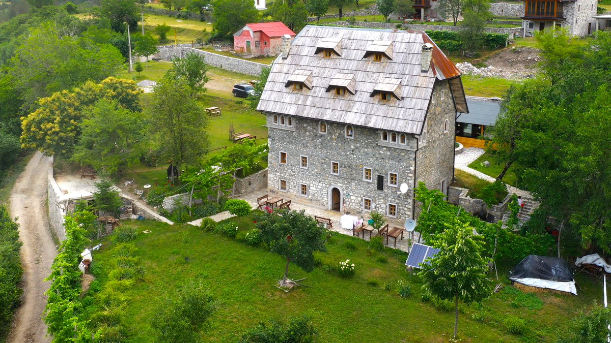 PetritGjecaj's tweet photo. Të ruajmë dhe të promovojmë thesarin e Thethit! Arkitektura e lashtë e këtij fshati malor na kujton rëndësinë e bashkëjetesës me natyrën. 
Druri dhe guri, të cilët janë dëshmitarë të jetës së brezave që na kanë paraprirë, jo vetëm që qëndrojnë kundër kohës, por gjithashtu ofrojnë një ndjenjë harmonie dhe qetësie. 
Të punojmë së bashku për të mbajtur gjallë këtë trashëgimi të çmuar, duke respektuar metodat dhe materialet e përdorura nga të parët tanë. 
Çdo gur dhe çdo dërrasë druri e Thethit rrëfen një histori, le të sigurohemi që këto histori të vazhdojnë të tregohen për breza të tërë. 🏡🌲 

#RuajmëThethin #ArkitekturaTradicionale"

Ky status jo vetëm që ngre një thirrje për mbrojtjen e arkitekturës autoktone, por gjithashtu vlerëson dhe nxit respektin ndaj materialeve natyrore që janë përdorur për ndërtimin e strukturave të qëndrueshme dhe simbolike në kulturën e Thethit.