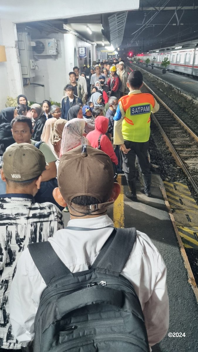 soegengcsi's tweet photo. Apakah hal begini akan di sahkan terus... Yang ada macet, saling tunggu untuk melintas sisi @CommuterLine @KAI121
Kesekian kali posting https://t.co/koUQv2xepR