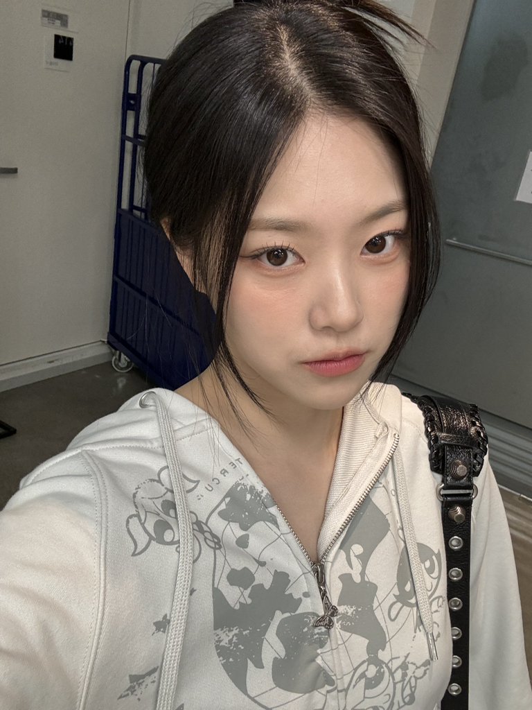 kitty_nim_'s tweet photo. [🐱💌] 240417 10:13pm KST
"Off work ㅎㅎ Good job today as well👍🏻" https://t.co/P4J4VsGyv3