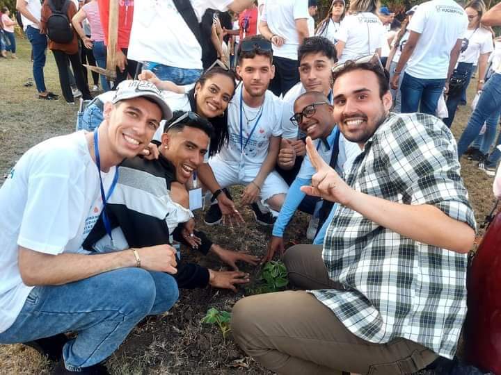 Desde VIII Encuentro Nacional de Estudiantes de las Ciencias Médicas los matanceros como cada delegación cumplieron con la siembra de un árbol 🌳 representando la unidad entre todos en este gran evento de las ciencias médicas del país. #feu_ucmmmtz #CubaPorLaSalud #Matanzas