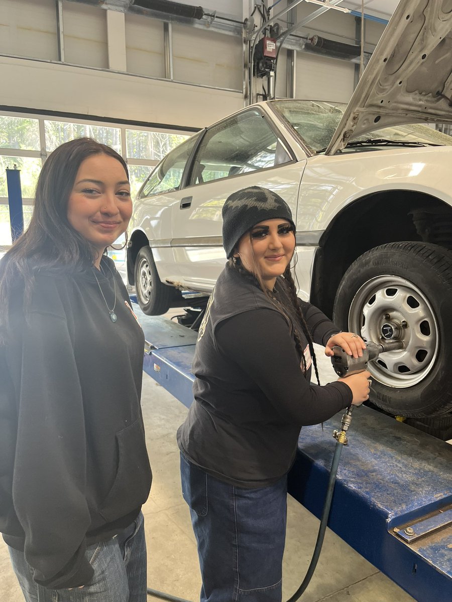 SD61Careers's tweet photo. Women in Trades &amp; Technology!
What an inspiring day exploring &amp; experiencing #Trades &amp; #Technology with young women from @sd61schools &amp; around Greater Victoria!
Thank you @camosun for hosting us &amp; to each department for sharing your wisdom &amp; organizing hands-on activities. https://t.co/JYubeCN94d