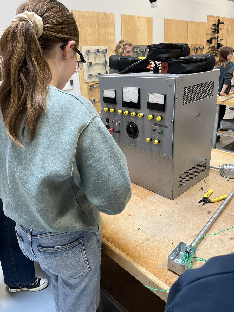 SD61Careers's tweet photo. Women in Trades &amp; Technology!
What an inspiring day exploring &amp; experiencing #Trades &amp; #Technology with young women from @sd61schools &amp; around Greater Victoria!
Thank you @camosun for hosting us &amp; to each department for sharing your wisdom &amp; organizing hands-on activities. https://t.co/JYubeCN94d