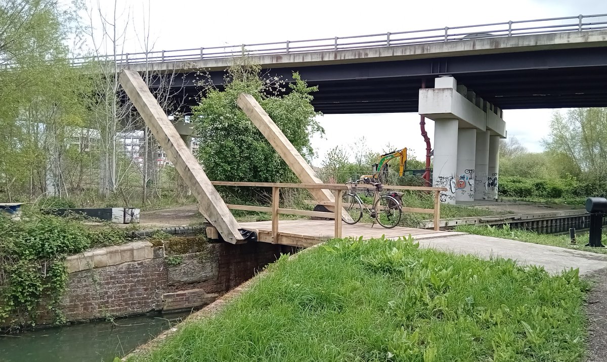 Good to see that the moveable bridge linking NCN5 across the Oxford Canal near Wolvercote is finally back! @Sustrans @cycloxoxford @CanalRiverTrust
