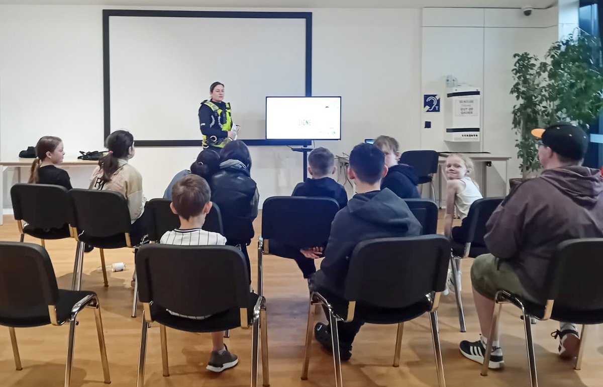 @PoliceScotland's PC Kirsten Allardice & PC Heather Storer spoke to #FridayYouthClub members about #InternetSafety.

We run two #YouthClub groups every Friday: one late-afternoon session for ages eight-11 & an early-evening session for ages 12-14.

spacescot.org/friday-youth-c…