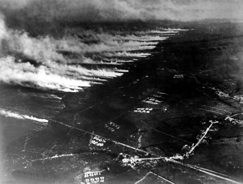 Studiecentrum Eerste Wereldoorlog (@ssew1914_1918) on Twitter photo 22 april 1915: Duitsland voert bij Ieper de meest succesvolle gasaanval van WO1 uit. 150 ton dodelijk chloorgas drijft in een geelgroene gifwolk over Franse soldaten die vluchten. De zelf ook verraste Duitsers maken terreinwinst, maar laten de kans Ieper zelf te veroveren lopen. 22 april 1915: Duitsland voert bij Ieper de meest succesvolle gasaanval van WO1 uit. 150 ton dodelijk chloorgas drijft in een geelgroene gifwolk over Franse soldaten die vluchten. De zelf ook verraste Duitsers maken terreinwinst, maar laten de kans Ieper zelf te veroveren lopen.
