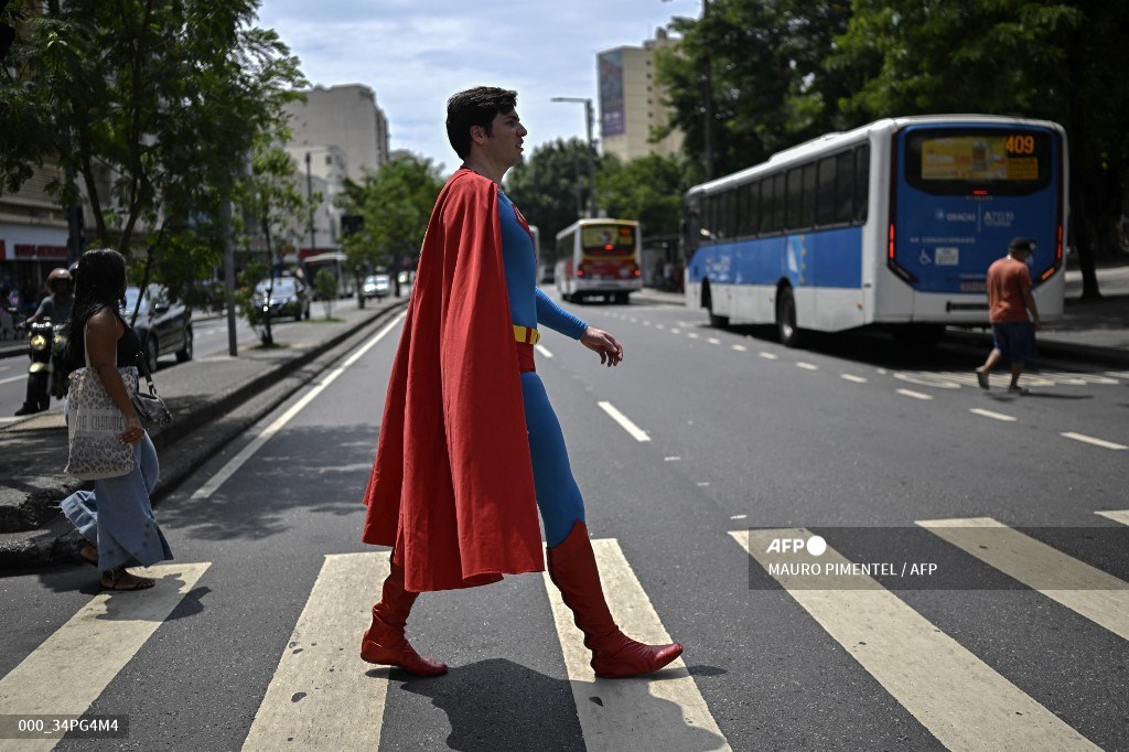 AFPphoto's tweet image. #Brazil Clark Kent lookalike turns accidental superhero #AFP 
📷 @mauropimentel_
