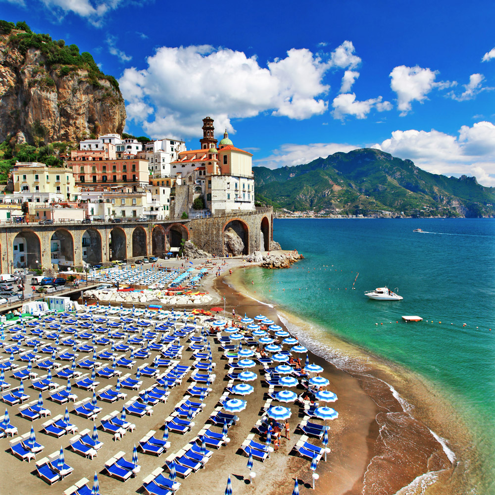 Squeezed between two sheer cliffs overlooking the Tyrrhenian Sea, #Atrani is one of #AmalfiCoast’s most enchanting villages

travelaway.me/beautiful-plac…