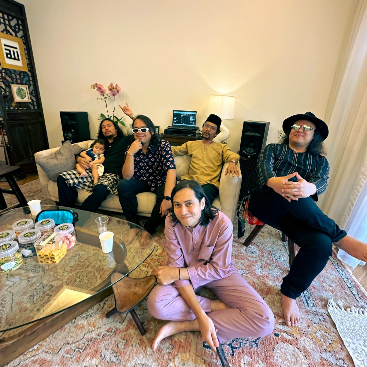 Berhari raya bersama para sahabat memang satu saat yang indah🌙✨. Bila kalian mahu berhari raya bersama kami? Bagaimana hari raya anda? 

- Yayat, Acin Pukul, Zahar, Masrin, Ilham (Rahman dalam perjalanan pulang dari kampung waktu ni)

#Pitahati #SelamatHariRaya #PurnamaLebaran