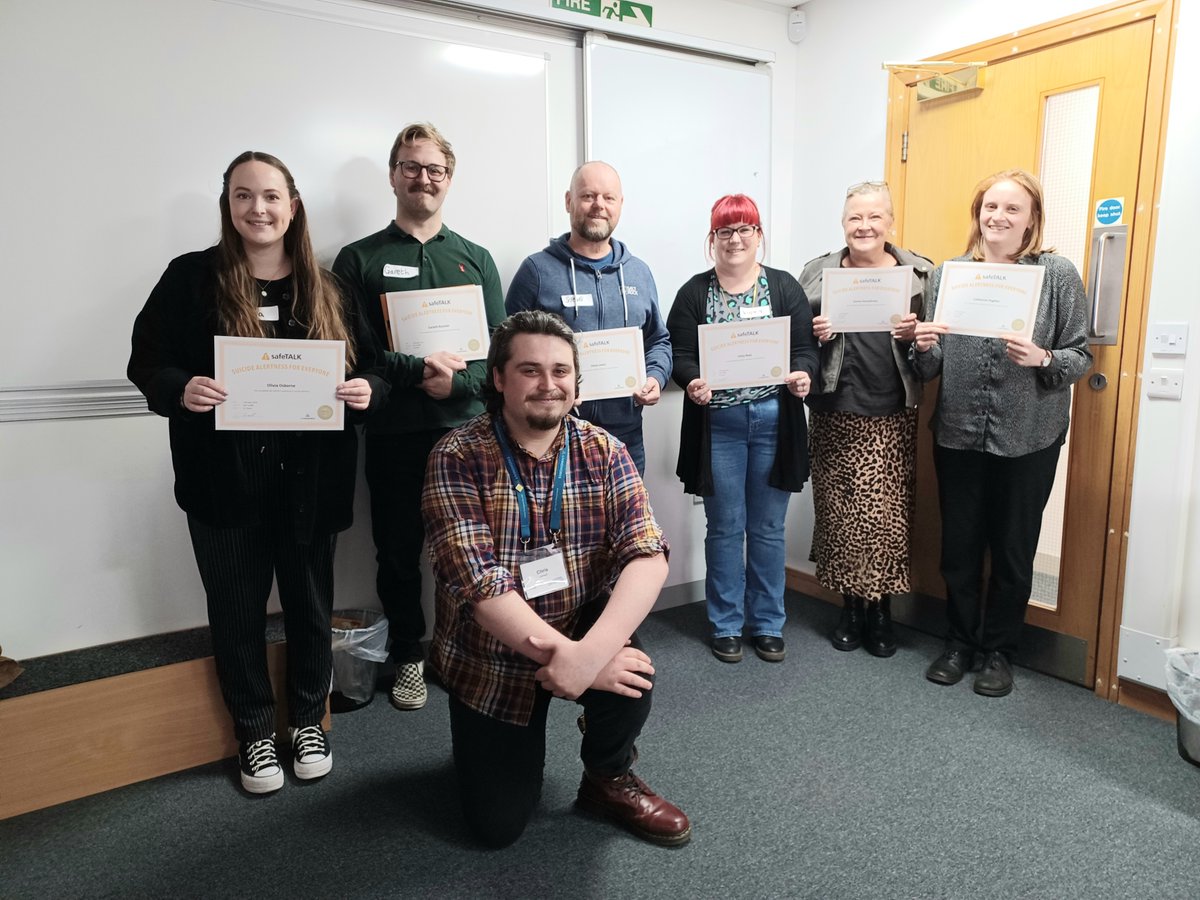 Latest group of #safeTALK workshop participants who successfully completed their training today shown here with ASC Trainer Chris. Next workshop Wed 12th June 2024. Course content bit.ly/3qTBW8s Book via training@ascymru.org.uk or 029 2054 0444 #SuicideAlertness