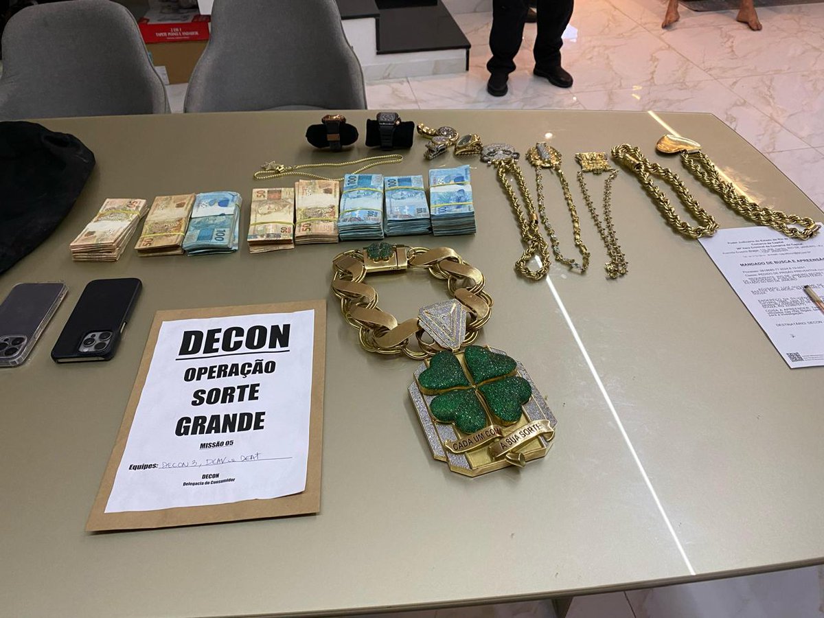 PCERJ's tweet image. 🚔 #Decon realiza operação para cumprir sete mandados de busca e apreensão contra artistas e influenciadores digitais suspeitos de fazer rifas ilegais pelas redes sociais e lesar seus seguidores.

Fique por dentro 👇

bit.ly/4aXh3dV