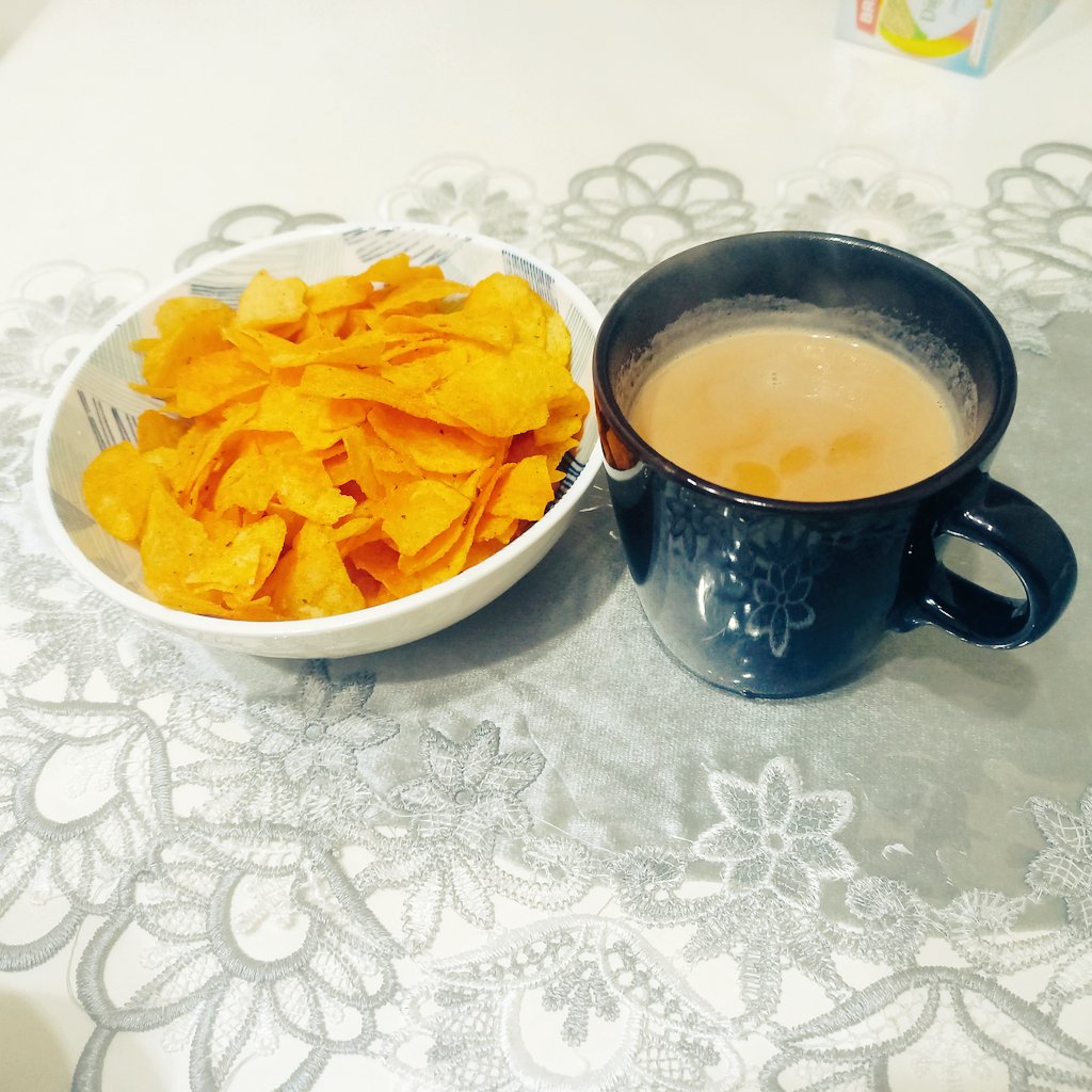 sania_adil25's tweet photo. A cup tea with #omanchips
What a simple and deadly combo
#teatime #evening https://t.co/S3dEgXWmyj