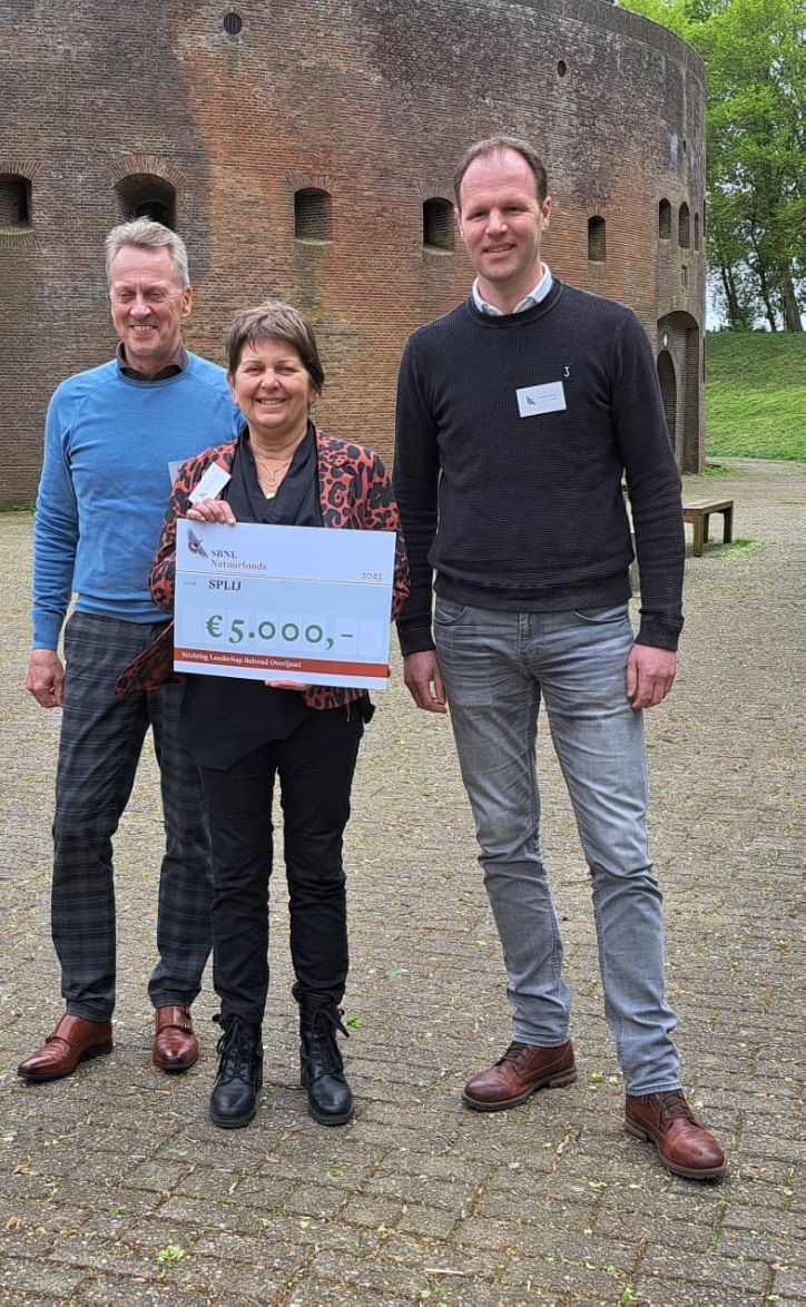 Mooie bijdrage van 5.000 euro ontvangen van het @SBNLnatuurfonds, waarvoor hartelijk dank! Het geld is ingezet voor het grondig opschonen van een kolk in #Kamperveen in de gemeente <a href="/gemKampen/">Gemeente Kampen</a> #ijsseldelta