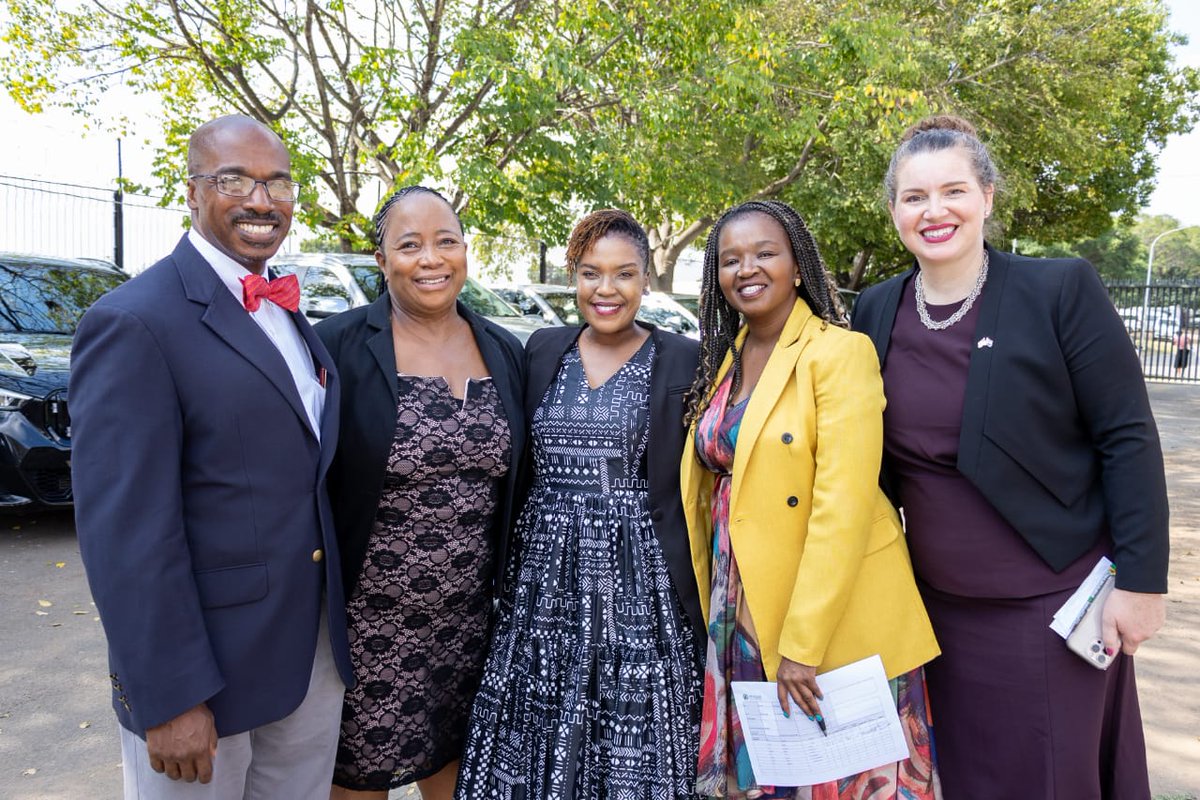 His Excellency U.S Ambassador @USAmbRSA II, along with the Capricorn District Executive Mayor Cllr. Mamedupi Teffo and other key stakeholders visited the Buitestraat Clinic in Polokwane. This Collect & Go e-lockers initiative is supported by @USAID and Anova. #HIVTreatment