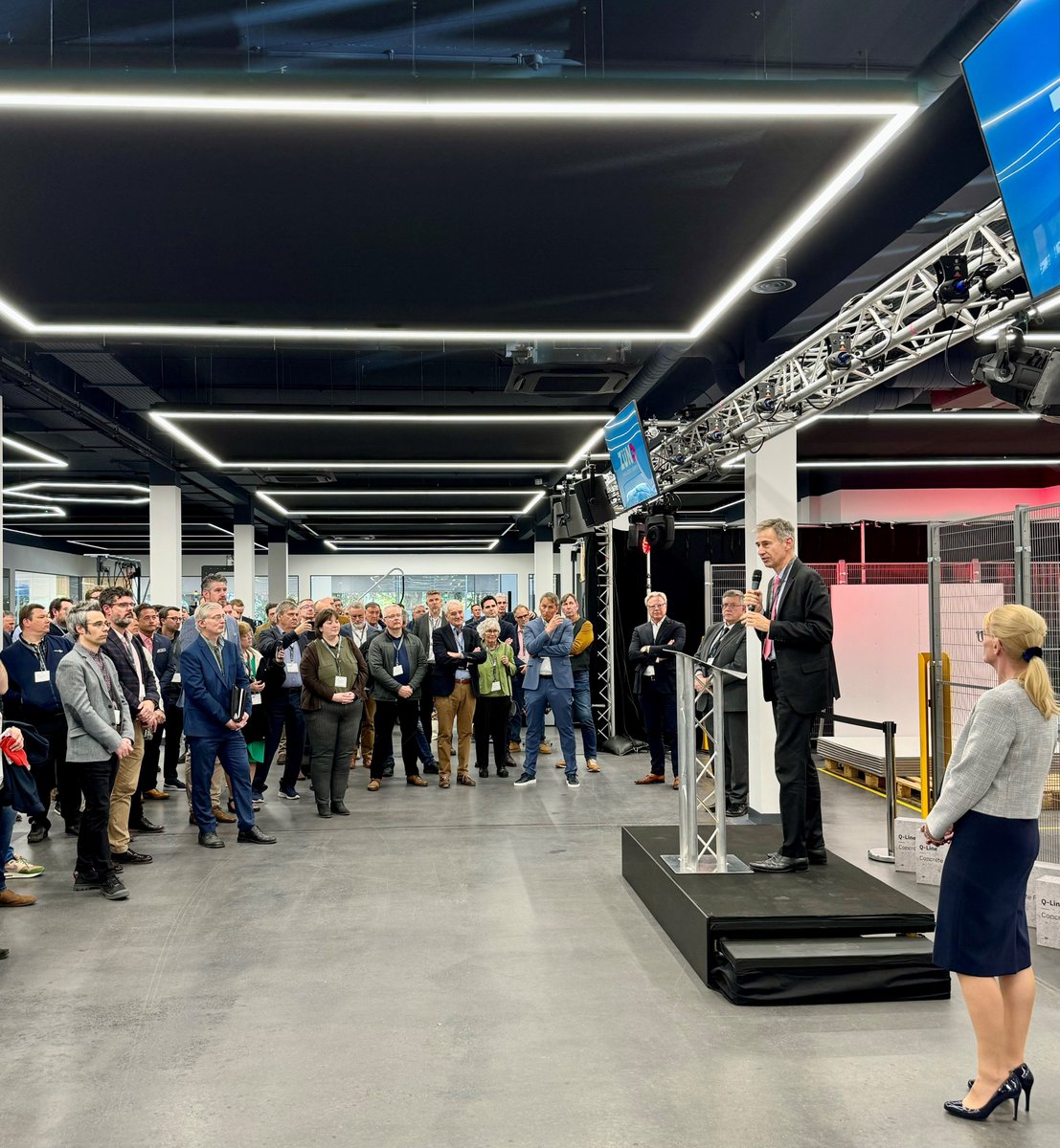 Cutting-edge 🇨🇭 innovation in 🇬🇧 Great to join the Zünd family & staff at the grand opening of the @ZUNDUK HQ in Letchworth Garden City today – a brand new 40,000 sq. ft. space to showcase the latest #Swiss digital cutting technology available to 🇬🇧 industry.