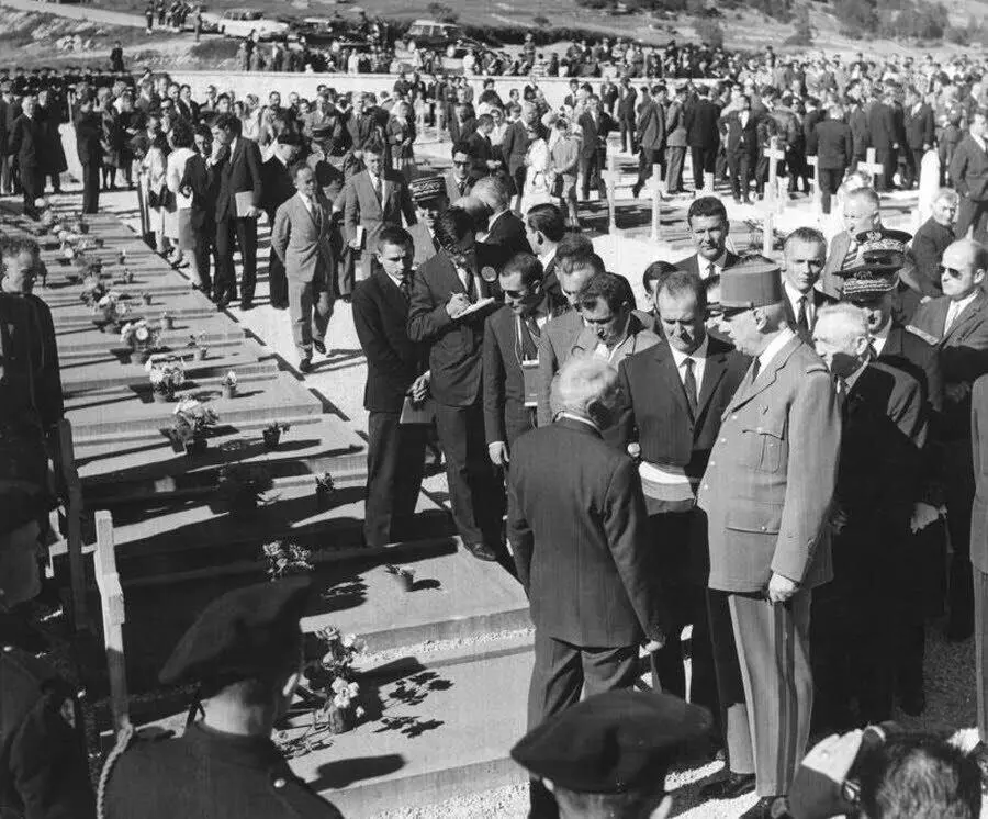 Hier, le Président @EmmanuelMacron parachevait l'esprit du Président de Gaulle venu en 1963 sans avoir pu délivrer un hommage. Près de soixante ans plus tard, le Président rend un hommage inédit aux maquisards du Vercors qui ont donné leur vie pour la République. Fierté.🇪🇺🇫🇷