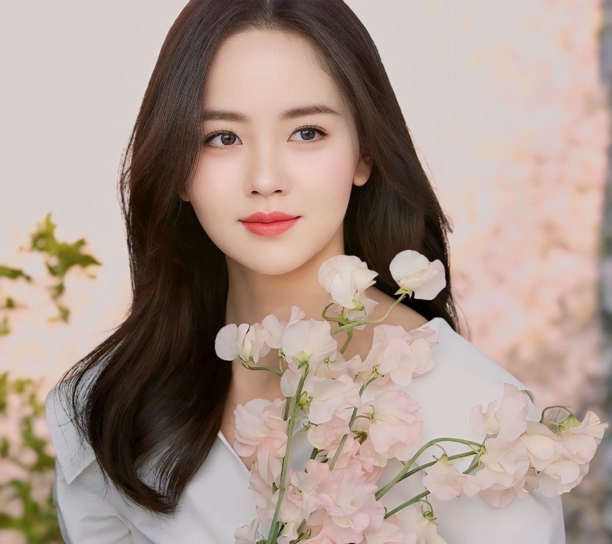 sohyun + flowers = ❀perfect combo❀ #KimSoHyun #김소현 #キム・ソヒョン