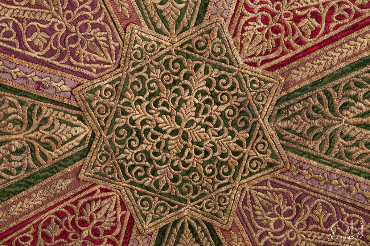🇲🇦🧵| Magnifique détails de broderie marocaine faite de fil d’argent doré brodé sur velours de soie • 19ème siècle