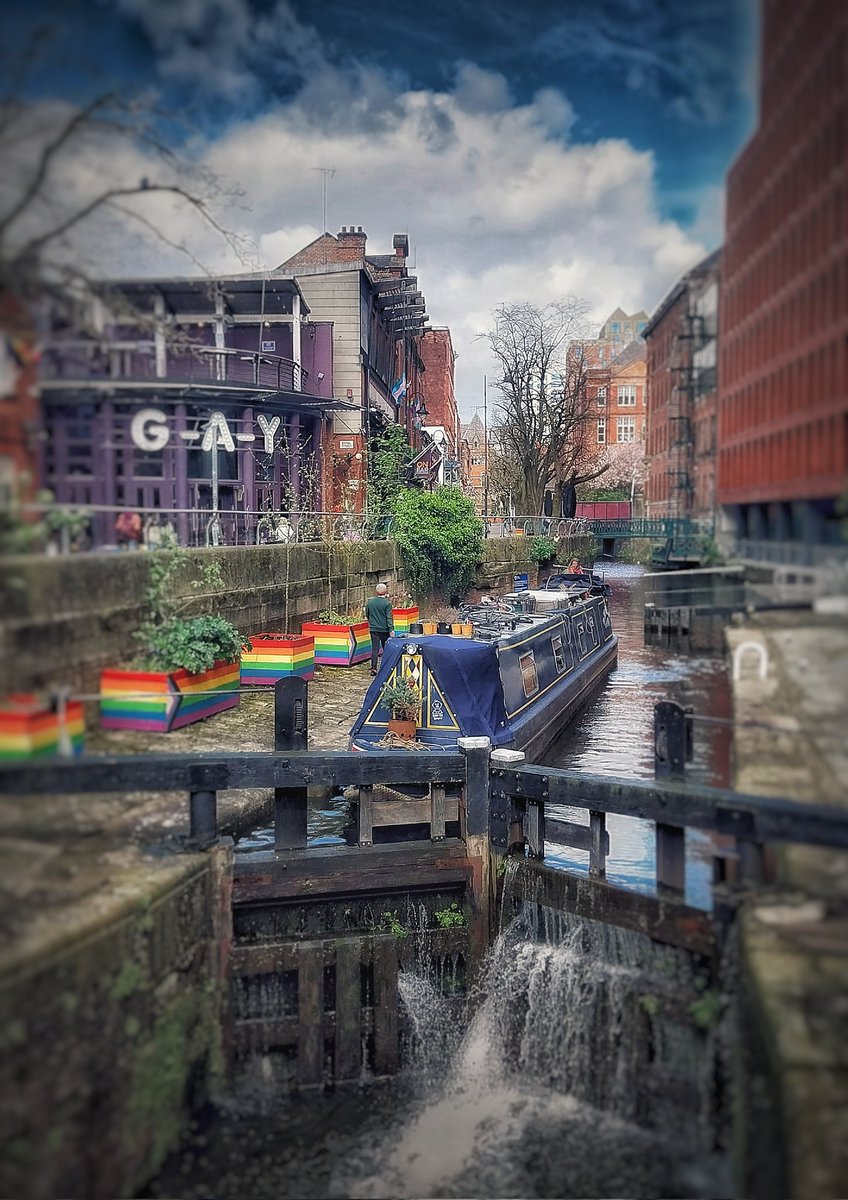 We've untied Narrowboat Bluebell's ropes again and set her free on another adventure✌️ Just passed possibly the most colourful lock on the system 😍 Castlefield Junction, here we come 😊